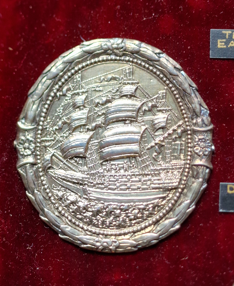 Elizabeth I – Cromwell, a set of medals in the British Museum (by Robert Ready)