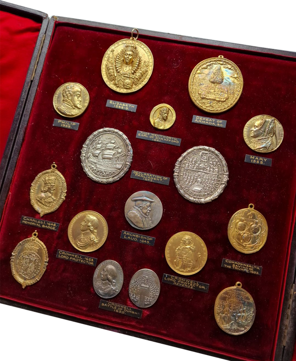 Elizabeth I – Cromwell, a set of medals in the British Museum (by Robert Ready)