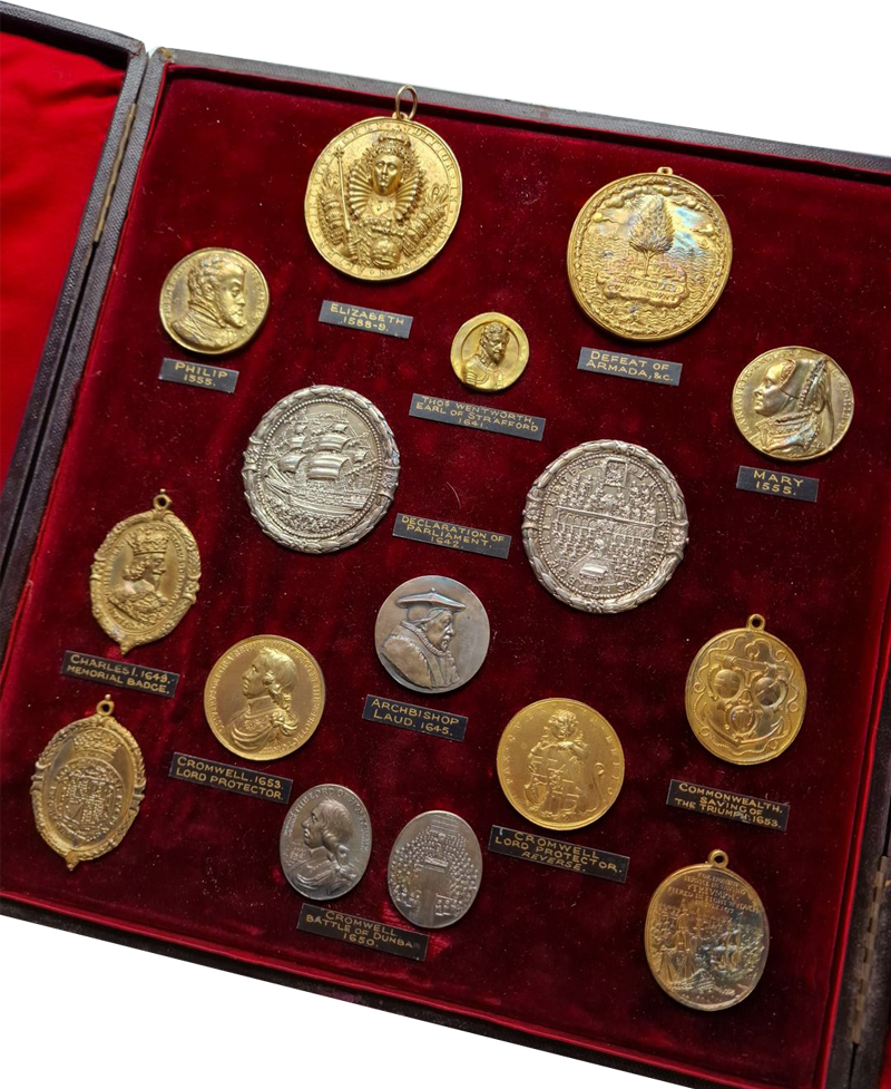 Elizabeth I – Cromwell, a set of medals in the British Museum (by Robert Ready)