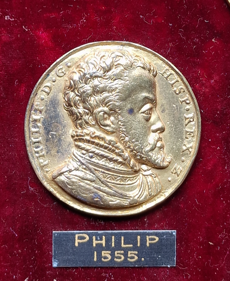 Elizabeth I – Cromwell, a set of medals in the British Museum (by Robert Ready)