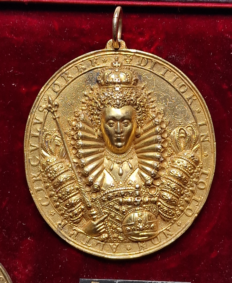 Elizabeth I – Cromwell, a set of medals in the British Museum (by Robert Ready)