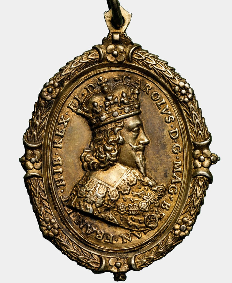 1642 - 49 CHARLES I and Henrietta Maria Gilt Royalist Badge - Mhcoins