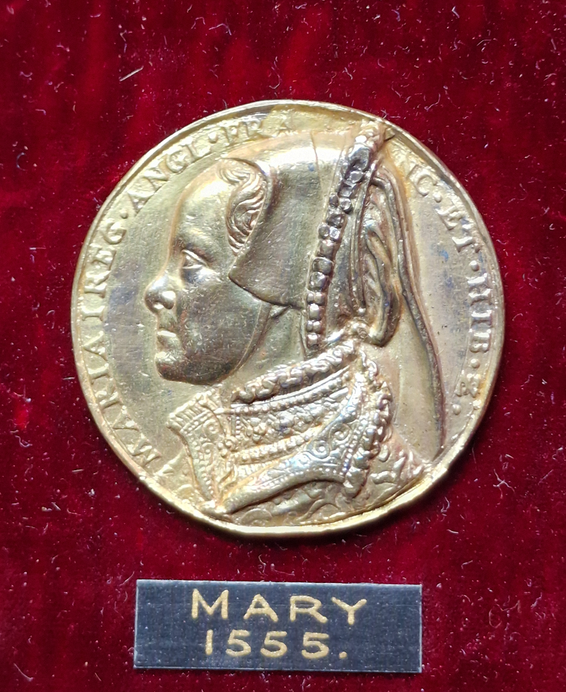 Elizabeth I – Cromwell, a set of medals in the British Museum (by Robert Ready)
